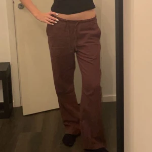 Lågmidjade linnebyxor  - Superfina lågmidjade linnebyxor från BikBok💘 jag är 168 och de passar jättebra på mig i längden. Lågmidjade och bra passform.
