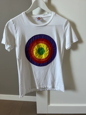 T-Shirt - Circled t-shirt Ny skick