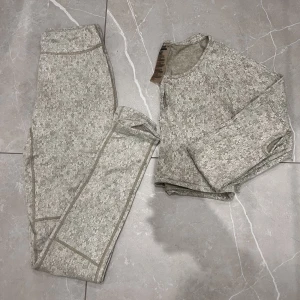 Gymshark set  - Säljer detta Gymshark set pga av att det inte passar. Enbart testat så det är i nyskick! Toppen är i stl. M och tightsen i stl. S. Skriv privat för fler bilder! Köpare står för frakten🌼