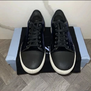 Lanvin - Säljer dessa fina lanvins i väldigt bra skick. 9/10, allt og medföljer vid snabb och enkel affär. Uk 8 vilket motsvarar 42-43. Frågor? Hör av dig!🙌🏼