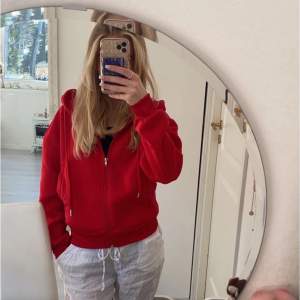 Röd zip hoodie i strl Xs🥰 nyskick, nästan aldrig använd! 