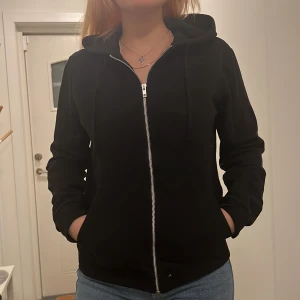 Zip-up hoodie - Svart zip-up hoodie från H&M