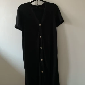 Ribbad långklänning  - Fin ribbad långklänning med knappar från Zara🫶🏼 Så skönt material och perfekt nu till våren! Använd 1-2 gånger så i fint skick!
