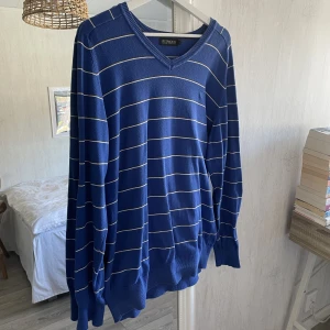 Tröja  - Tröja köpt second hand, väldigt fint skick! Används tyvärr inte. Kan skicka fler bilder 🤙🏽🤙🏽
