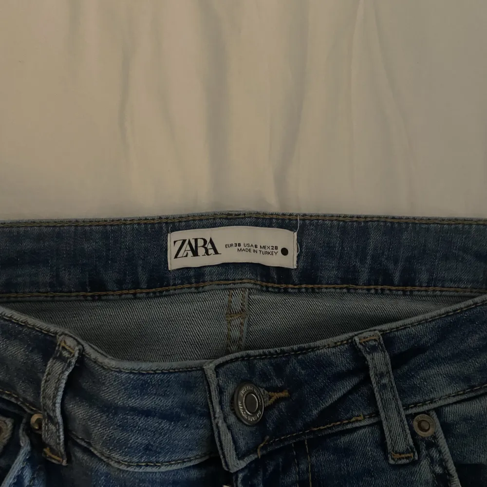 säljer dom populära Lågmidjade jeansen ifårn zara i storlek 38, endast andvänts en gång! nypris 399 och säljer för 300. Jeans & Byxor.