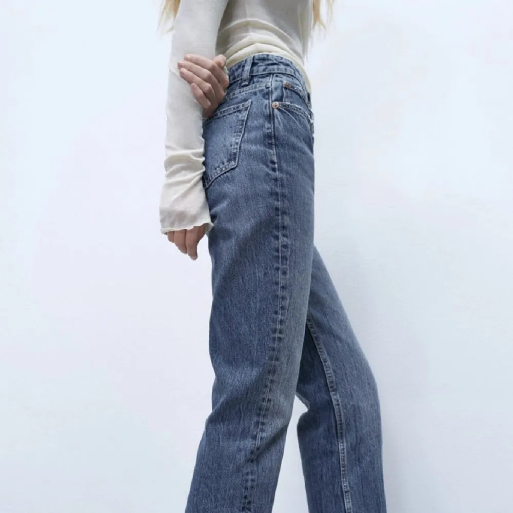 Säljer dessa slutsålda Zara jeans. I nyskick, använda fåtal gånger🌸. Jeans & Byxor.
