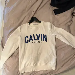 Säljer nu min Calvin Klein tröja då den inte kommer till användning längre, inget fel på plagget då jag inte använt den jätte mycket utan den har bara hängt i garderoben.☺️ Skriv gärna om ni vill ha fler bilder