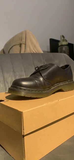 Dr Martens - Tidslösa Dr Martens. Köpta för många år sedan, stått i garderob länge. Endast använda fåtal gånger, så i väldigt fint skick. Säljes i originalkartong.   Skriv gärna om ni undrar något mer!