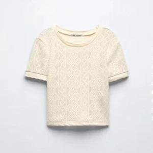 Zara tröja - Jätte fin beige tröja/topp från zara med mönster!❤️‍🩹köpare står för frakten💋💋