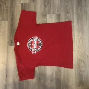 T-shirt med tryck - Röd t-shirt med tryck