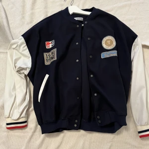 Varsity jacka  - Väldigt tunn och cool jacka som passar perfekt till våren, påminner om baseball varsity jackor dock tunnare material 