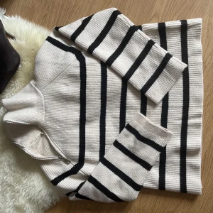 Zara tröja  - Såå snygg stickad tröja från zara med en snygg detalj på sidan av halsen med en dragkejda som man kan välja att ha öppen eller stängd! Storlek S💓