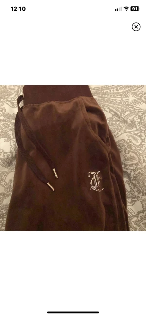 Juicy couture byxor  - Säljer dessa äkta juicy byxor köpta på JD sports i Stockholm, köptes för 950kr men säljes 580kr. Använda ca 6 gånger