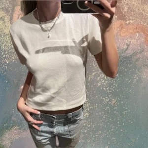 Off white tshirt - Säljer denna lättstylade tshirt som är en must i ens gaderob