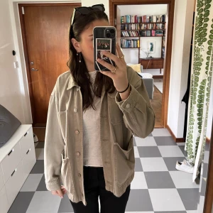 Grön/grå jeans jacka - Jag säljer min jätte fina jeansjacka som är i färgen ljus grön men liten skymt av grå. Perfekt nu till våren!!!Väldigt bra skick. Frakt tillkommer💕💕