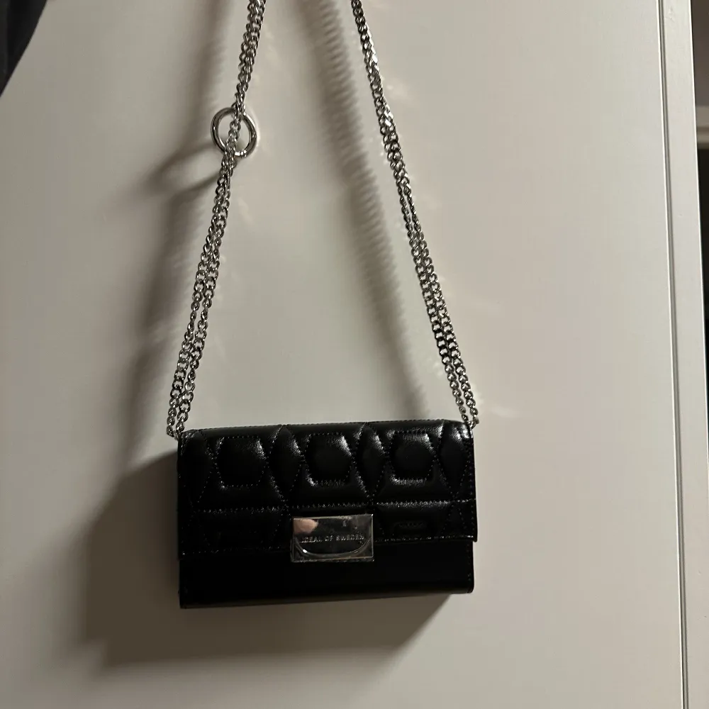 Ideal of sweden statement clutch quilted black till iphone 11 pro. Aldrig använt, kartongen och skalet medföljer, köparen står för frakt. Köpt för 799kr. . Övrigt.