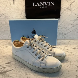 Lanvin sneaker strl 46 - Säljer mina flitigt använda Lanvin sneakers i storlek 46. De har en del skavanker därav det otroliga priset. De köptes för ca 3300kr förra året hos MIINTO. Tveka inte på att höra av dig vid funderingar!