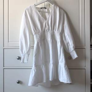 Super fin somrig, vit klänning från Zara. Den är använd endast 2 gånger och är inprincip som ny. Säljer pga att den inte kommer till någon användning🩵🫶🏼 pris kan diskuteras frakten är ej inräknad pris kan diskuteras 🤍 V-rigningen är 21 cm djup. 💗