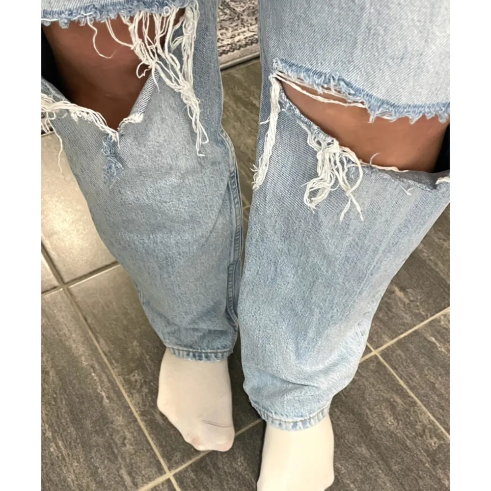 Blåa jeans från Gina! Använda några få antal gånger och därmed bra skick. Det är storlek 40 men kan uppfattas små i storleken. Dom passar mig i längden som är 170cm❣️tvättas innan det postas. Betalning genom Swish! . Jeans & Byxor.