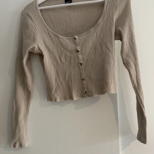 Beige topp  - En super fin och kroppad topp 