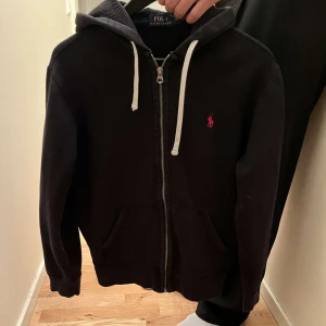Polo Ralph Lauren hoodie  - Jag säljer nu min svarta Polo Ralph Lauren tröja i storlek M då jag växt ur den, den är ganska bra skick de finns Inge defekter på den, pris kan diskuteras 