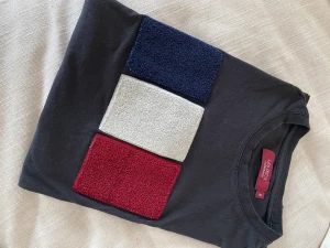 Svart T-shirt med tryck i strl M - Svart T-shirt med tryck i strl M