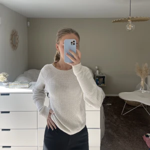Tunt stickad långarmad  - Vit tungt stickad tröja som är tight vid handleden. 