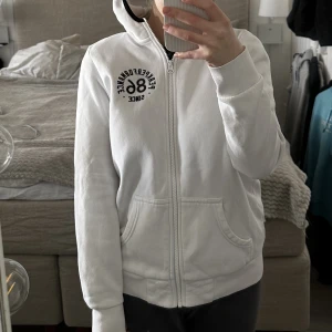Zip hoodie - Vit zip hoodie från peak performance, inte använt mycket. 
