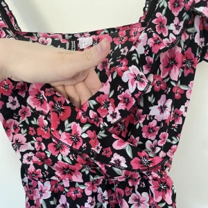 Klänning - Säljer denna superfina klänningen från H&M 💕Skriv för fler bilder. Den är bara använd några gånger. 😊