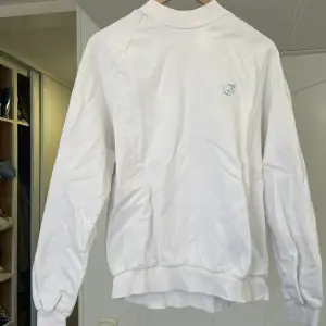 Vit sweatshirt från Junkyard i storlek M, inga fläckar och sällan använd