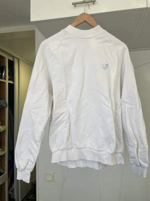 Vit sweatshirt från Junkyard i storlek M, inga fläckar och sällan använd