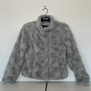 Vårjacka - Fluffig grå vårjacka från Vero Moda i storlek Xs. Fint skick. Stängs med knappar.