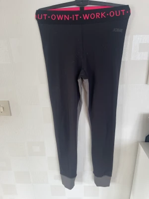 Tränings tights  - Hej säljer nu ett par tränings tights från ginatricot i storlek M