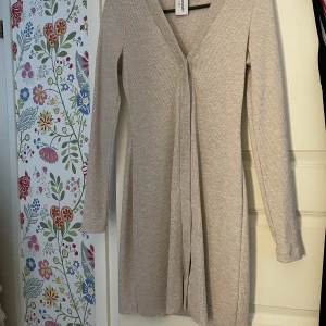 Beige klänning - Jätteskön beige klänning med knappar, skriv ifall ni vill ha fler bilder!🤗
