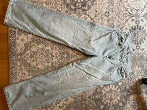 Weekday jeans - Ljus grå/blåa weekday jeans, bra skick.