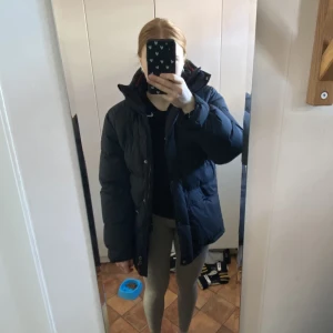 Stor dunjacka  - Stor jättemysig och varm dunjacka från peak performance som liknar fjällrävens, jättebra skick! Passar både s/m, spårbar frakt 99kr💕
