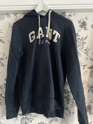 Ganthoodie - Hej! Jag säljer en äkta gant hoodie som är lite sliten. Ungdomsstorlek M
