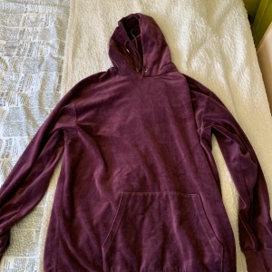 Mörkröd hoodie - Mycket skön hoodie i bra skick