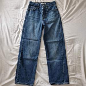 Mörkblå jeans från Levis i modellen ribcage straight. För små på mig så kan inte knäppa i midjan. Har knappar istället för gylf. Knappt använda⭐️ skriv om du har frågor