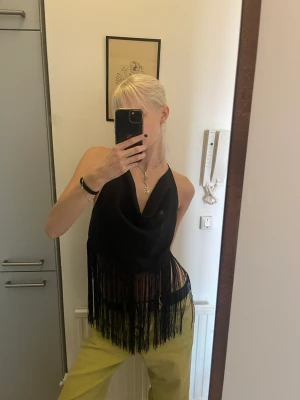 Topp med fransar ~ öppen rygg - Fransigt linne från Zara med öppen rygg