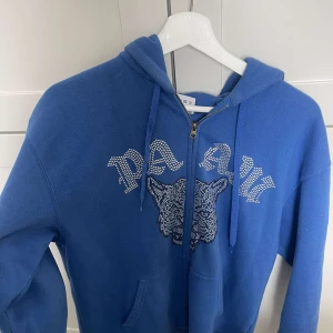 Paaw rihnestone hoodie  - En sjukt snygg blå rihnestone hoodie från paaw skick 9/10 knappt använd alla stenar kvar storlek M,  sällsynt färg! Öppen för prisförslag 
