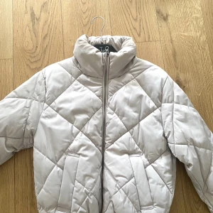 Jacka  - Pufferjacka  Använd fåtal gg Storlek 36