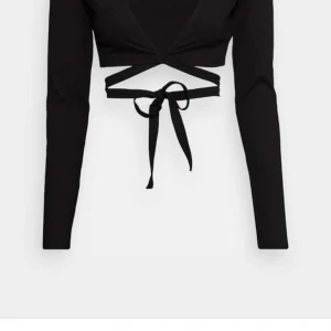 Magtröja  - Svart magtröja med några band den är jättefin och är i storlek S.