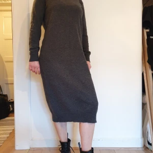 Klänning i kashmir - En jättebekväm klänning i 100% kashmir. 