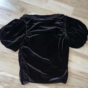 Svart sammetstopp - Superfin sammetstopp köpt på secondhand. Den har tyvärr inte kommit så mycket till användning och förtjänar därför  en ny ägare! Inga defekter och känns bra i kvalitet💕 kontakta mig vid ytterligare frågor🥰