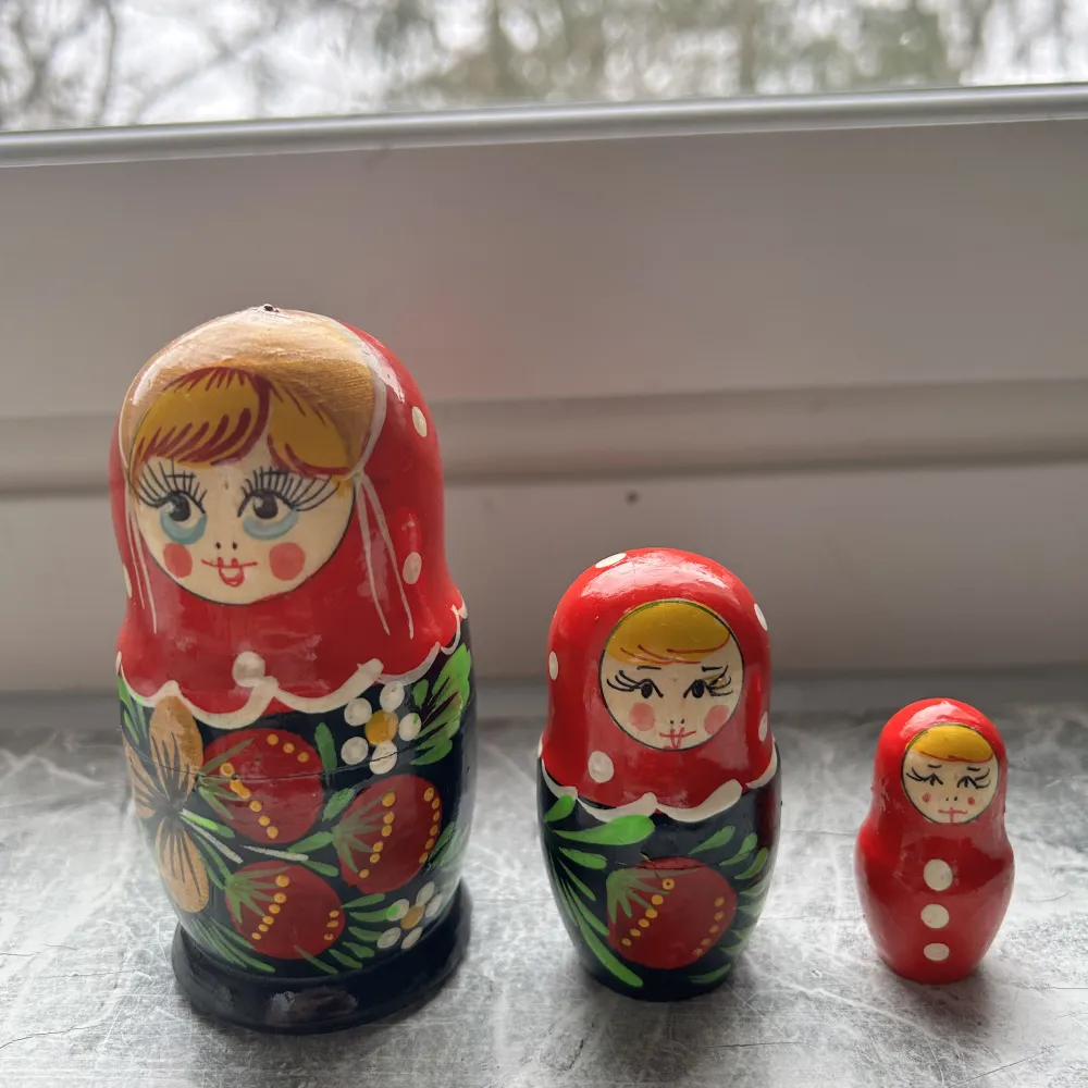 Säljer dessa tre super finna ryska dockor som jag tyvär ingen har användning av. Tänker att någon annan istället har bättre användning än vad jag har.. Övrigt.