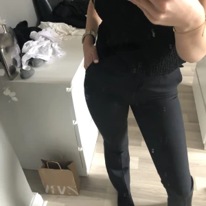 Bikbok kostymbyxor  - Säljer dessa kostymbyxor då jag inte hann lämna tillbaka dom!, och dom är aldrig använda därför säljer jag dom här!💓