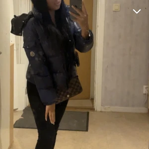 Moncler - BADY LAQUÉ  - Jackan har börjat bli för liten för mig och jag säljer den därför för ett väldigt lågt pris eftersom att den är använd etc. Jackan kommer nytvättad och tömd! 
