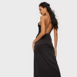 Balklänning  - Så söt balklänning jag tyvärr aldrig använde! Nyskick med alla lappar kvar, nypris 800kr. Alltid öppen för prisförslag!🥰