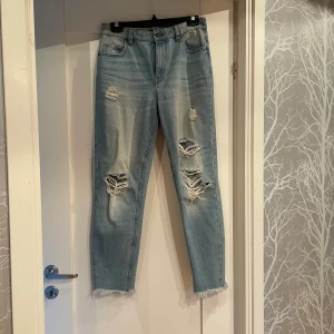 Jeans - Högmidjade, väldigt raka i modellen, ljusblå tvätt. Sparsamt använda
